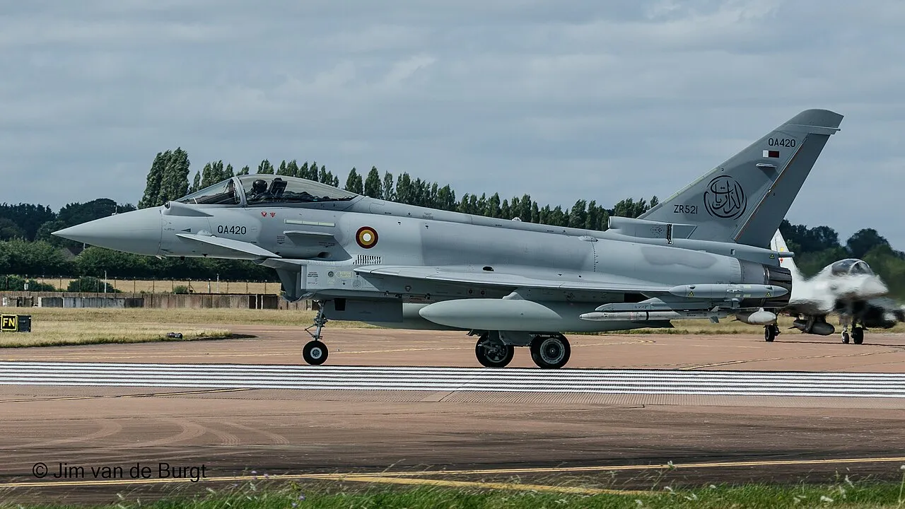مقاتلة Eurofighter Typhoon بألوان القوات الجوية الأميرية القطرية (الرقم التسلسلي QA420) أثناء التحضير للإقلاع في معرض RIAT 2024 ببريطانيا