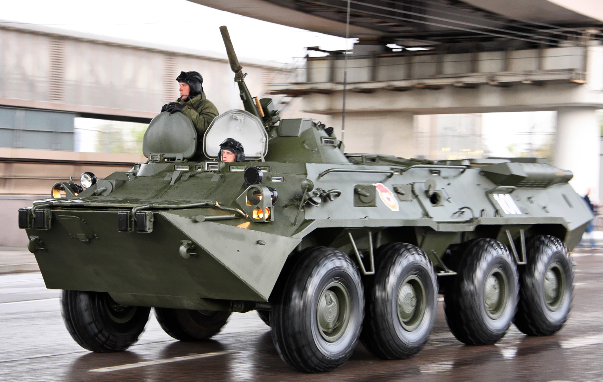 صورة توضيحية لناقلة جند مدرعة BTR-80