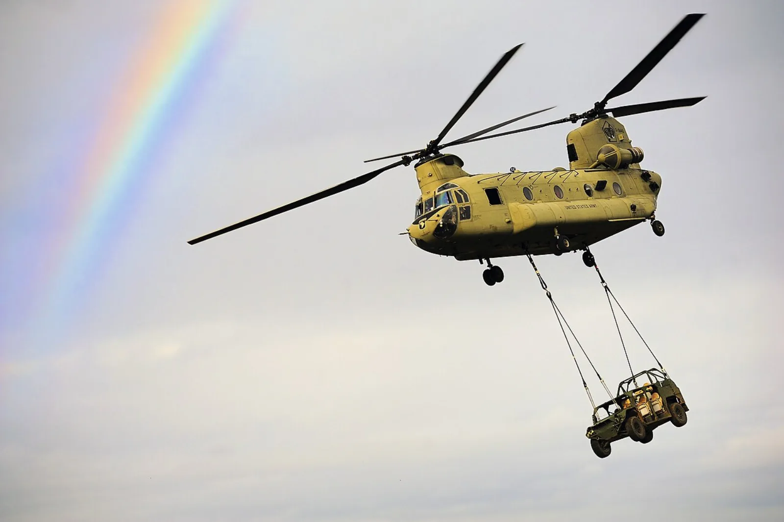 مروحية شينوك CH-47F تابعة للجيش الأمريكي أثناء تدريب رفع مدفع M119 عيار 105 ملم