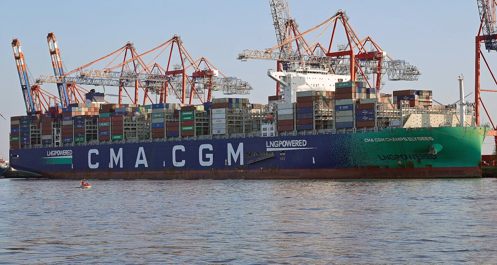 سفينة الحاويات العملاقة CMA CGM Champs Élysées العاملة بالغاز الطبيعي المسال في ميناء هامبورغ