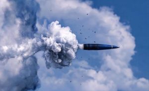 «إيدج» تنجز أول اختبار إطلاق لقذيفة مدفعية إماراتية التصميم عيار 155 ملم ممتدة المدى ضمن برنامج «هزيم»
