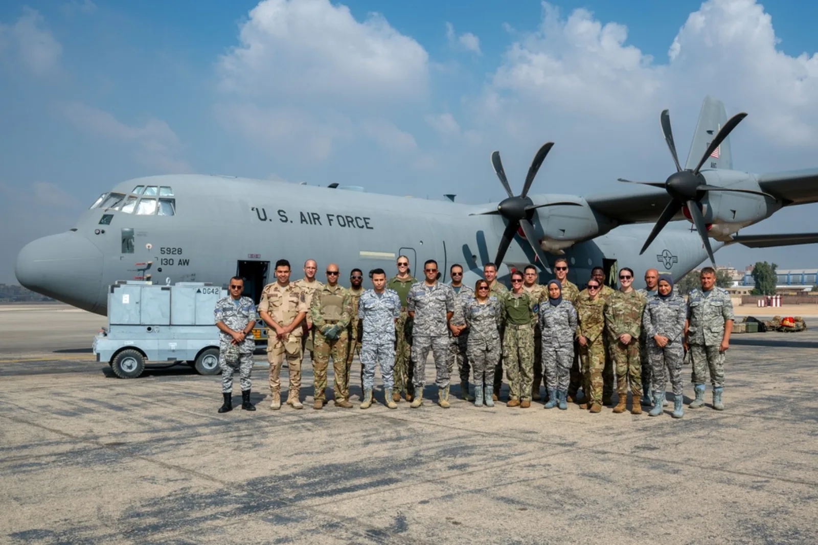 أفراد من سلاح الجو المصري وسلاحي الجو والبحرية الأمريكيين أمام طائرة C-130 خلال مناورة Bright Star 25