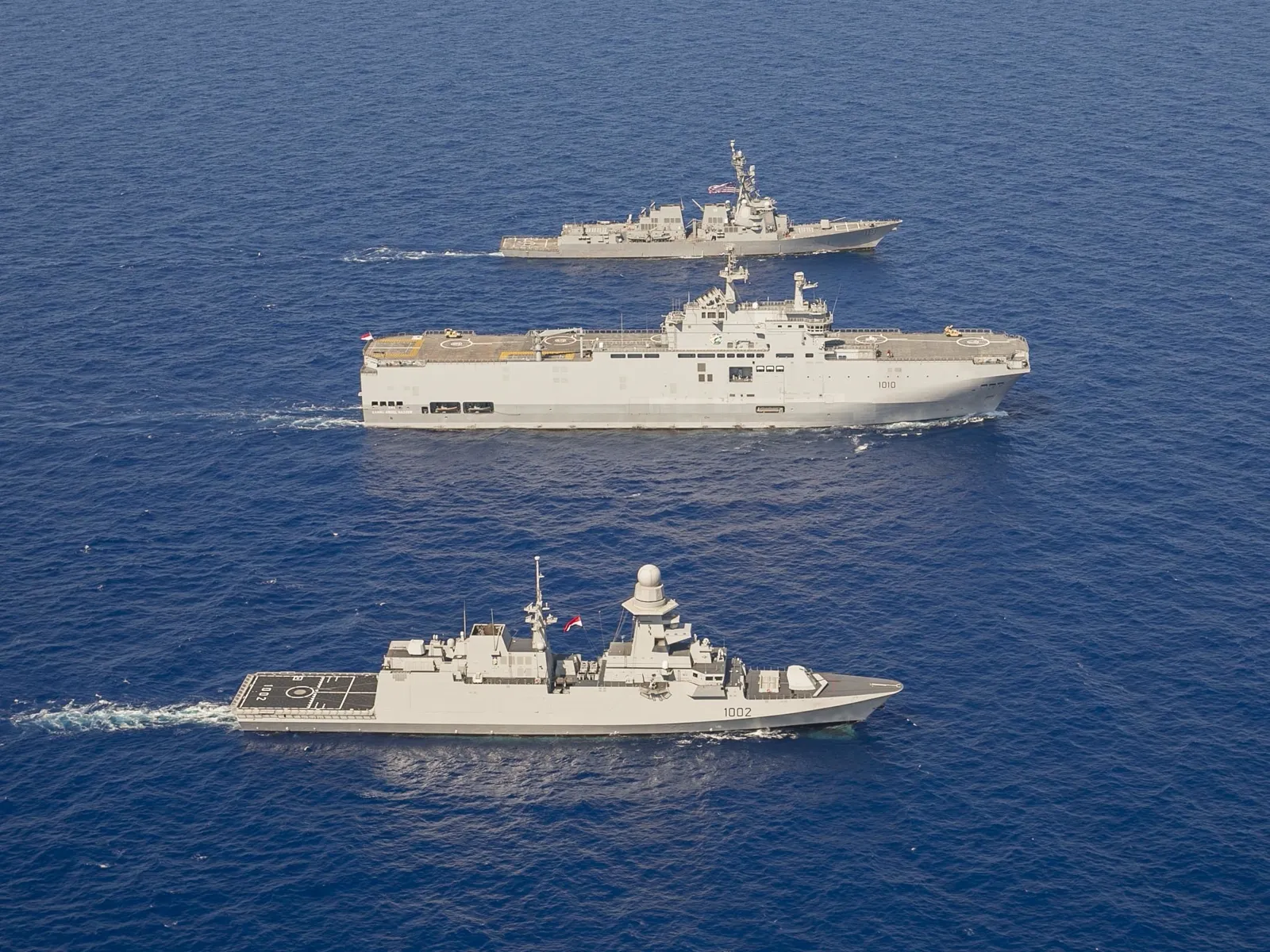المدمرة الأمريكية USS Delbert D. Black مع سفينة الإنزال الهليكوبتري المصرية جمال عبدالناصر وفرقاطة الجلالة في البحر المتوسط