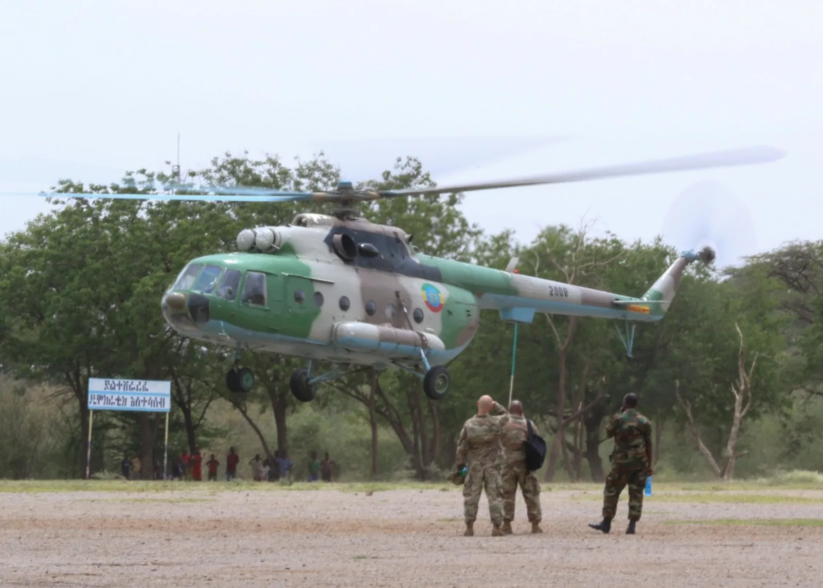 مروحية Mi-17 تابعة لسلاح الجو الإثيوبي أثناء الإقلاع في مركز هورسو للتدريب