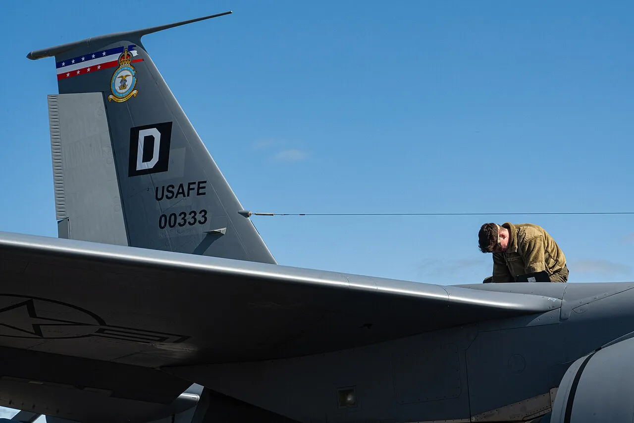 طائرات F-35 أمريكية تحلق في الأجواء الفنلندية خلال تمرين Atlantic Trident 2025 بالتزامن مع إعادة تزويد بالوقود جواً
