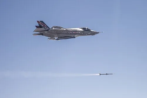 مقاتلة F-35A أمريكية تطلق صاروخ AIM-120 في تجربة طلعة جوية