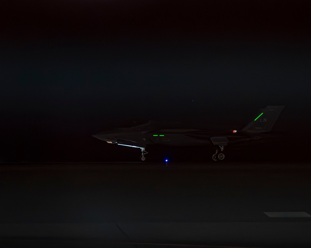 طائرة F-35A أمريكية خلال معرض دبي للطيران 2025