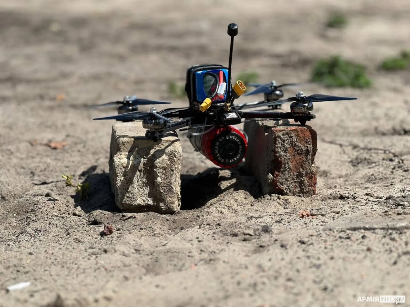 طائرة مسيّرة صغيرة من طراز FPV مجهّزة كذخيرة متسكعة
