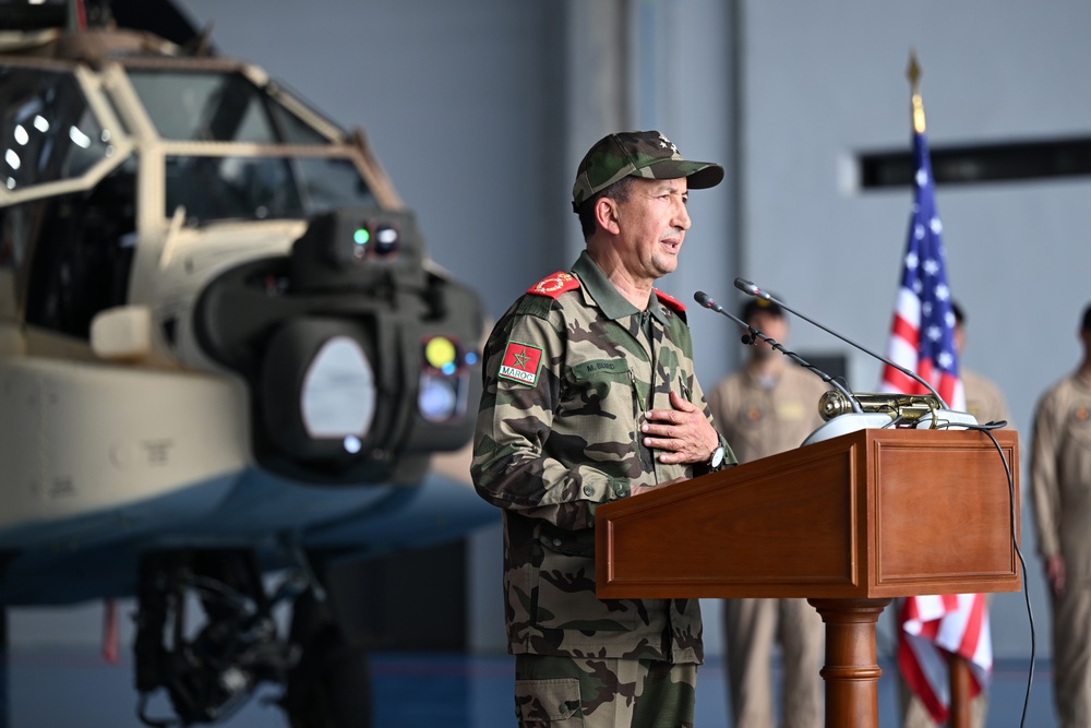الفريق أول محمد بريظ يلقي كلمة بجوار مروحية أباتشي AH-64E