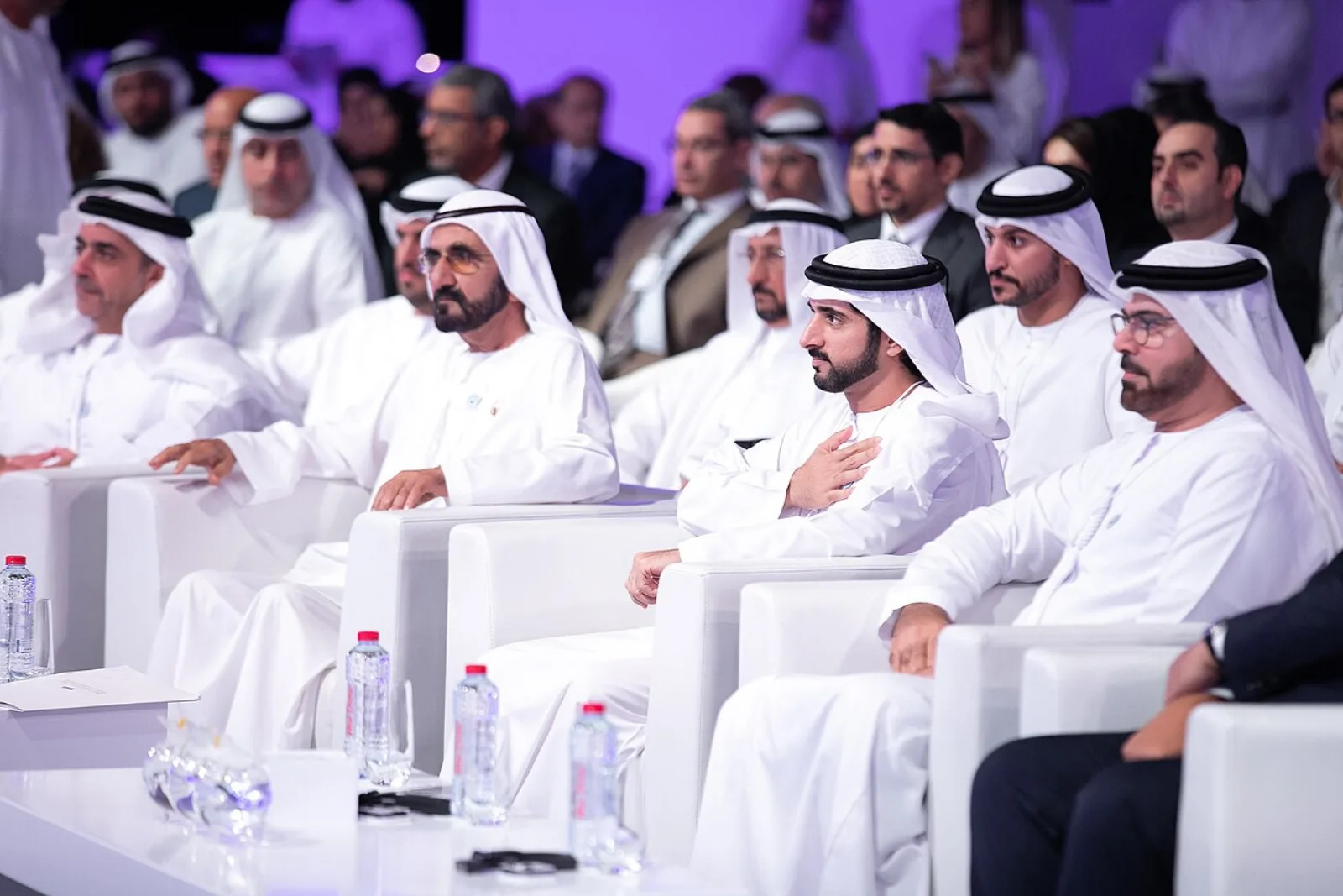 الشيخ حمدان بن محمد إلى جانب الشيخ محمد بن راشد آل مكتوم خلال فعالية رسمية في دبي