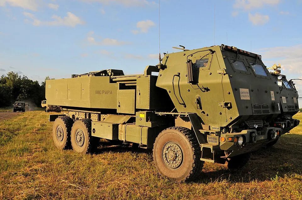 راجمة M142 HIMARS الأمريكية أثناء إطلاق النار، الطراز الذي تشغّله الإمارات منذ سنوات وتنتظره قطر والبحرين