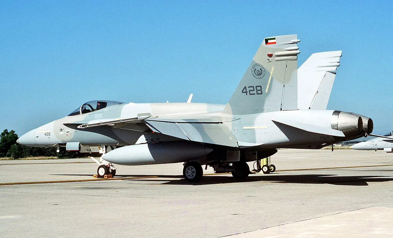 طائرة F-18C Hornet كويتية في مهمة تسليم عام 1993
