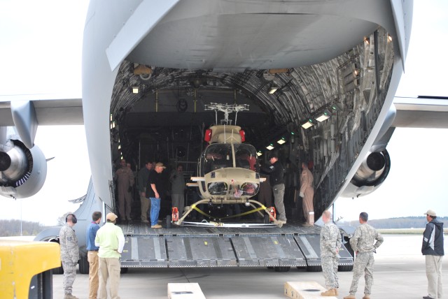 تحميل مروحية IA-407 العراقية على متن طائرة نقل C-17 أمريكية
