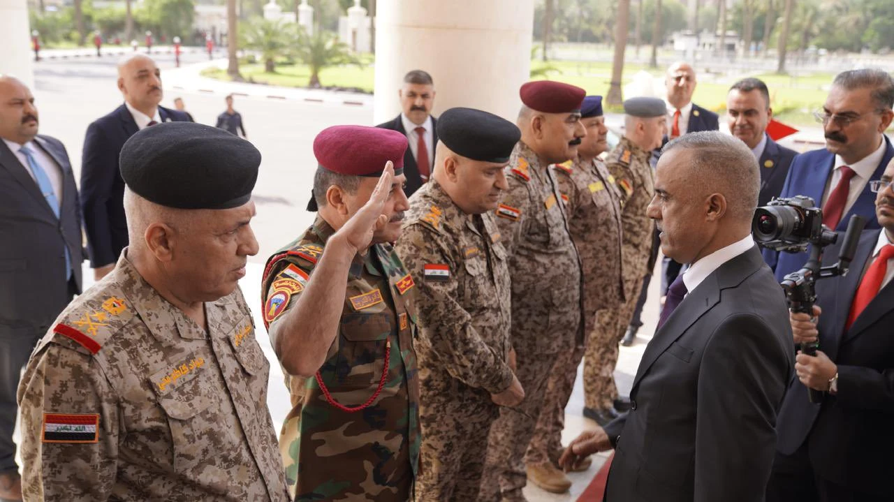 ضباط الجيش العراقي يؤدون التحية لوزير الدفاع نايف الشمري لدى وصوله إلى مقر الوزارة