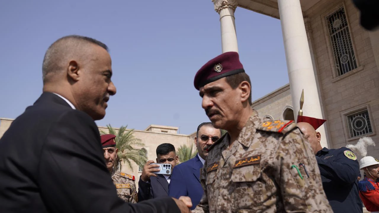 وزير الدفاع العراقي نايف الشمري يصافح أحد قادة الجيش العراقي خلال مراسم الاستقبال الرسمية