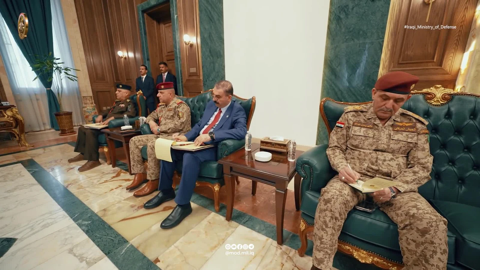 قادة عسكريون عراقيون خلال لقاء وزير الدفاع بالقائم بالأعمال الأمريكي