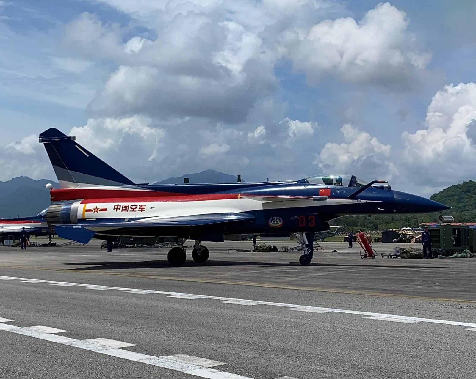 مقاتلة J-10C الصينية تابعة لفريق العرض الجوي خلال معرض LIMA الماليزي 2023