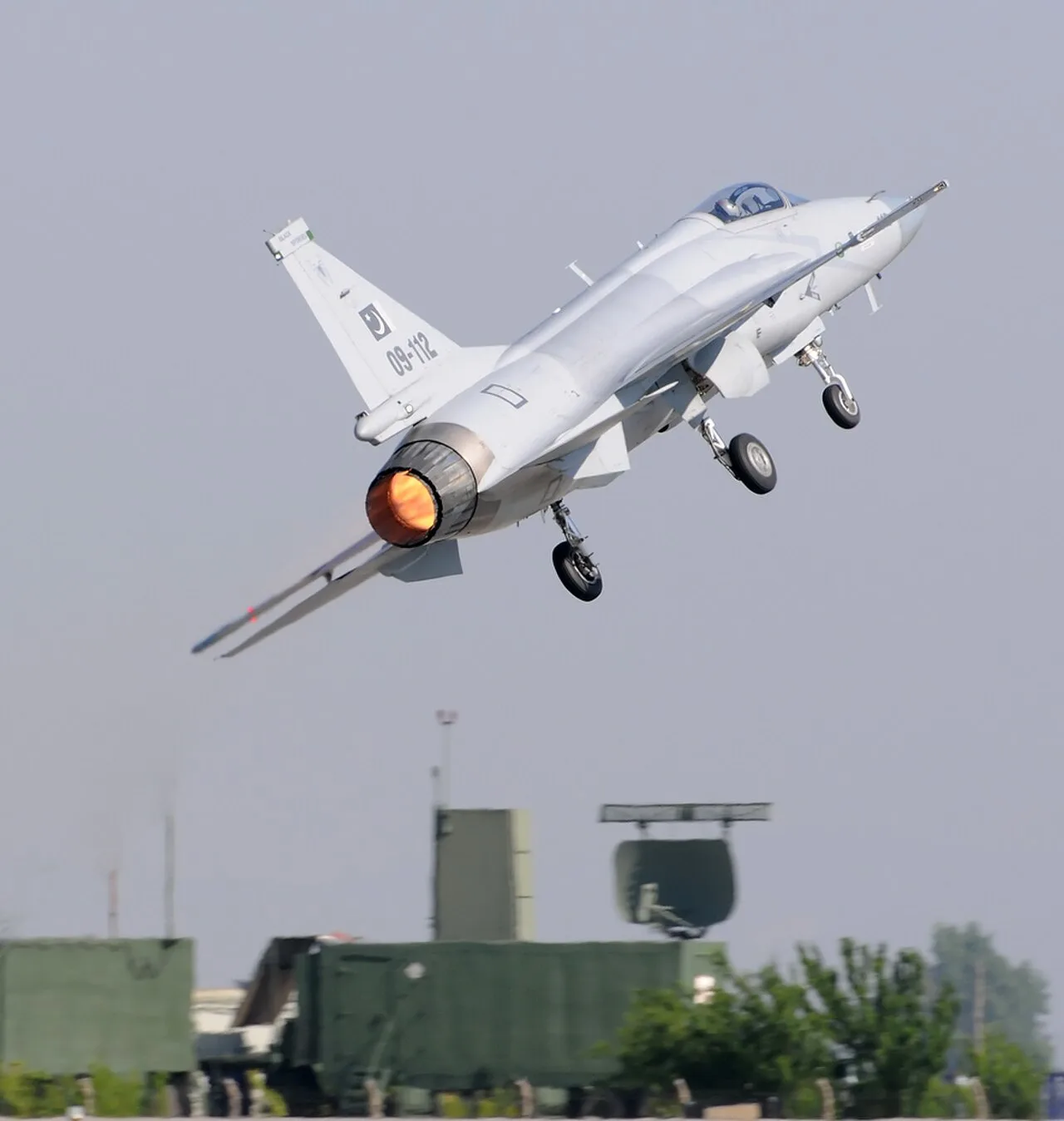 مقاتلتا JF-17 ثاندر باكستانيتان في معرض إزمير الجوي بتركيا