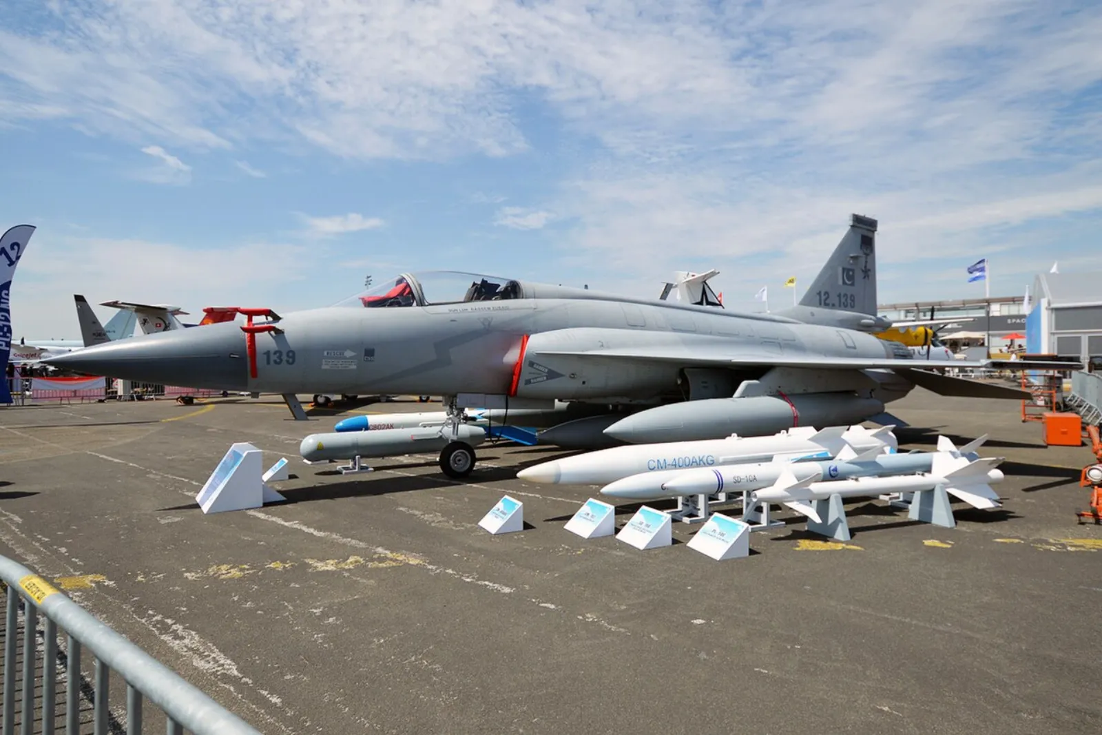 مقاتلة JF-17 Thunder باكستانية الصنع بالشراكة مع الصين، معروضة مع تشكيلة أسلحتها