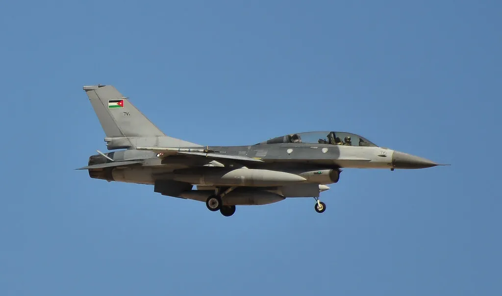 مقاتلة F-16 تابعة لسلاح الجو الملكي الأردني أثناء الهبوط في تمرين Red Flag بقاعدة نيليس الأمريكية عام 2015