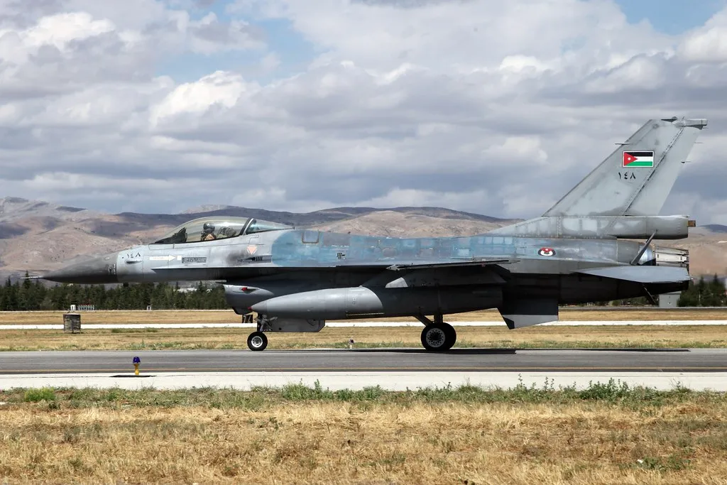 مقاتلة F-16BM تابعة لسلاح الجو الملكي الأردني على مدرج قاعدة قونية الجوية التركية خلال تمرين Anatolian Eagle NATO Tiger Meet يونيو 2022