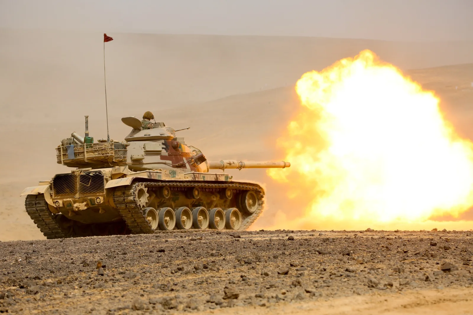 دبابة M60A1 أردنية تطلق نيرانها خلال تمرين الأسد المتيقظ