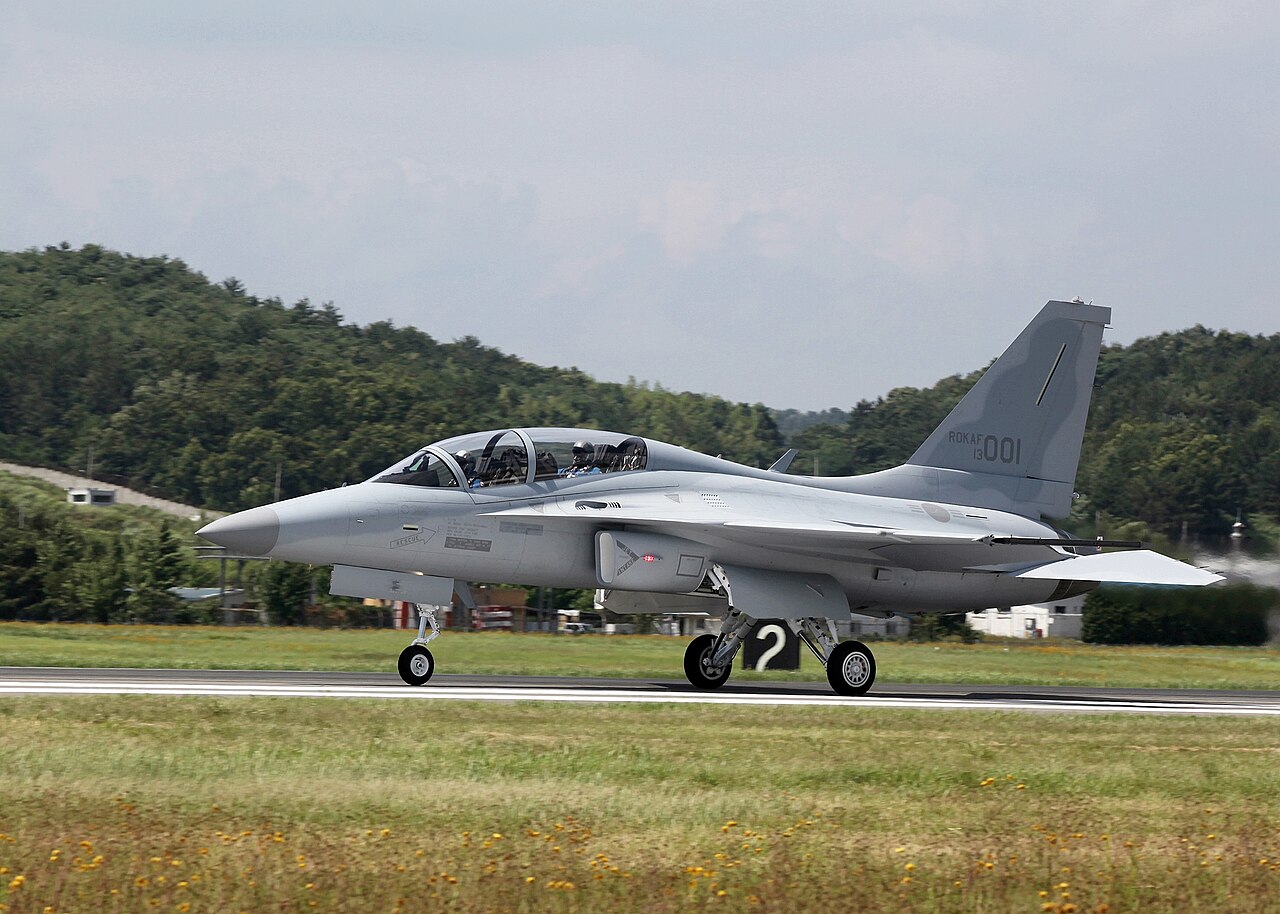 مقاتلة FA-50 على المدرج