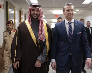 خالد بن سلمان يلتقي نظيره اليوناني ديندياس في الرياض.. إدانة لهجمات الحوثي وتعزيز الشراكة الدفاعية