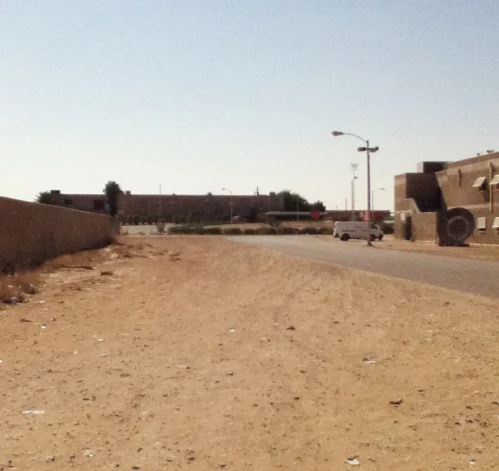 واجهة مبنى مطار الملك خالد الدولي في الرياض من مستوى الأرض