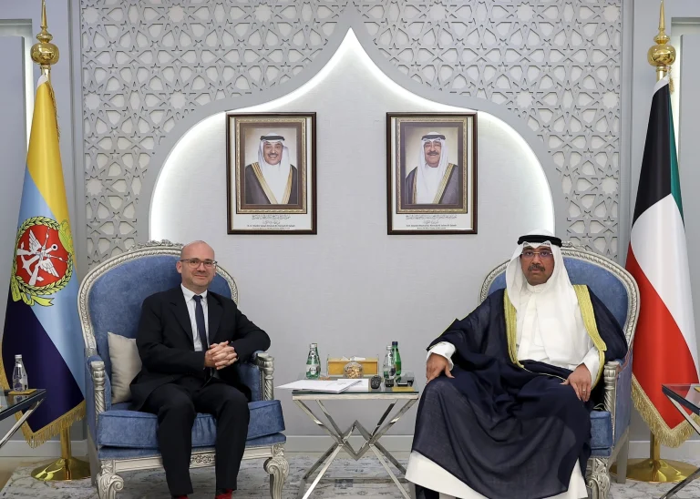 وزير الدفاع الكويتي يبحث مع السفير الفرنسي التعاون العسكري قبيل زيارة ماكرون للكويت
