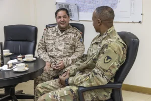 الكويت والإمارات تبحثان تعزيز التعاون العسكري.. ووفد الأركان يطّلع على تقنيات «إيدج» في أبوظبي