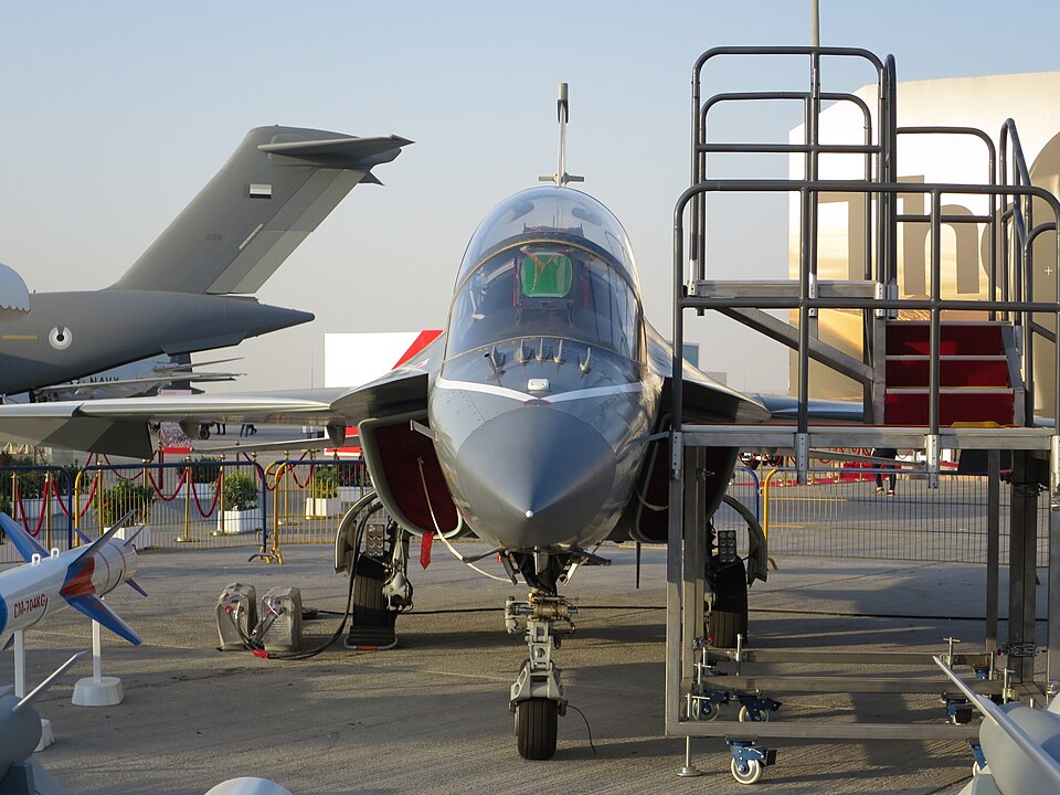 طائرة التدريب المتقدم الصينية Hongdu L-15 Falcon في معرض دبي الجوي