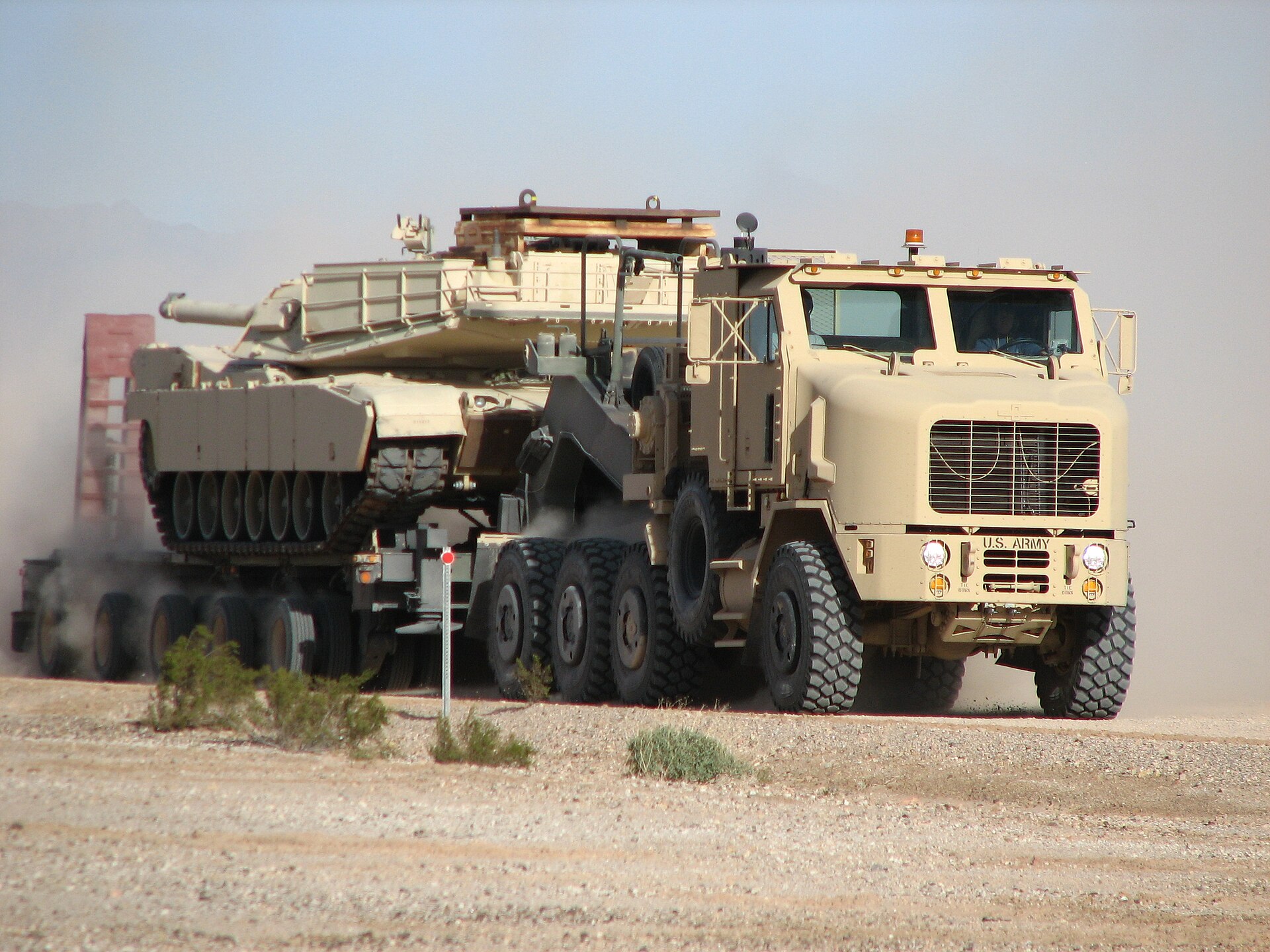 جرار أوشكوش M1070A1 HET يقطر مقطورة تحمل دبابة أبرامز