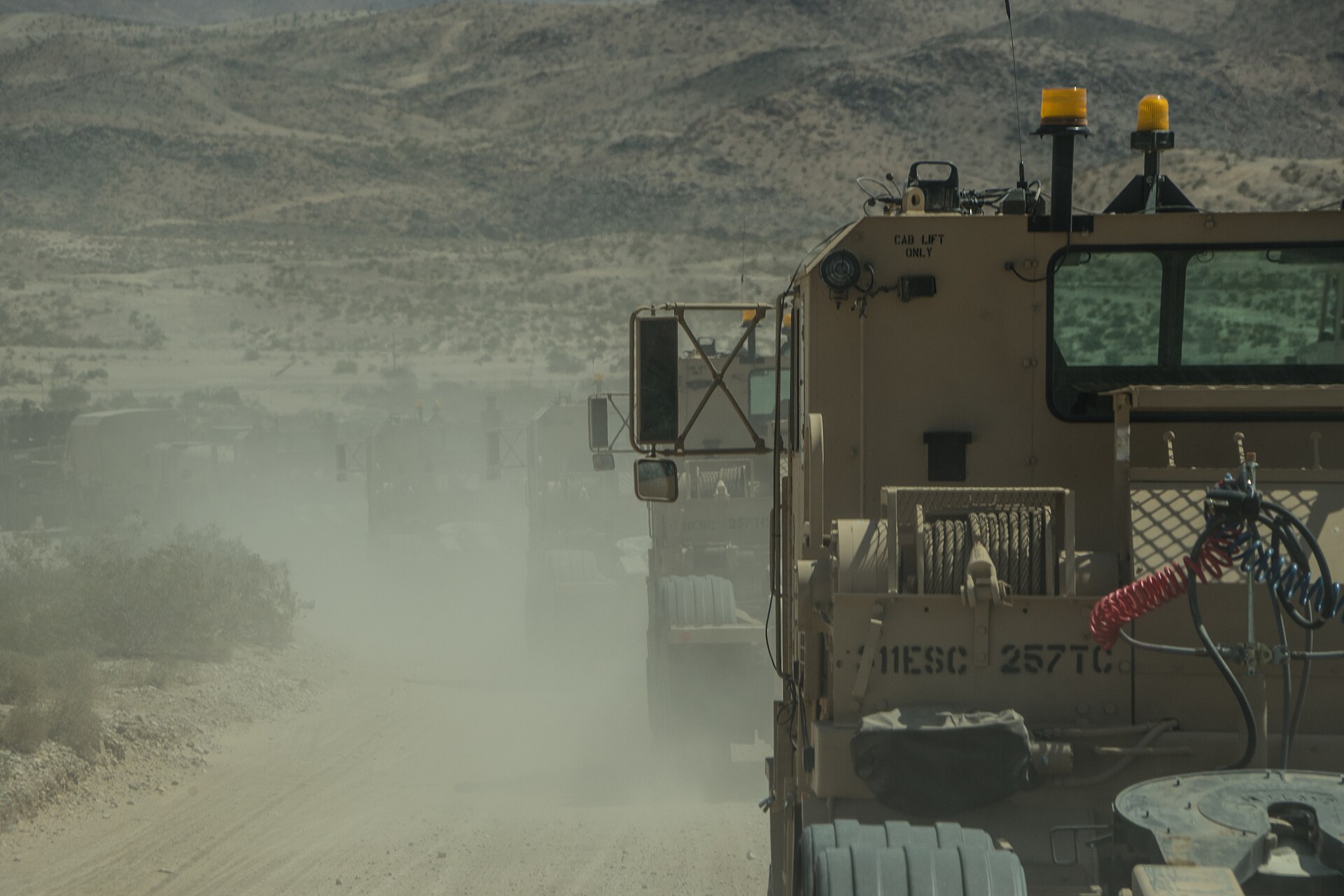 قافلة من ناقلات المعدات الثقيلة M1070A1 تنقل مركبات مدرعة
