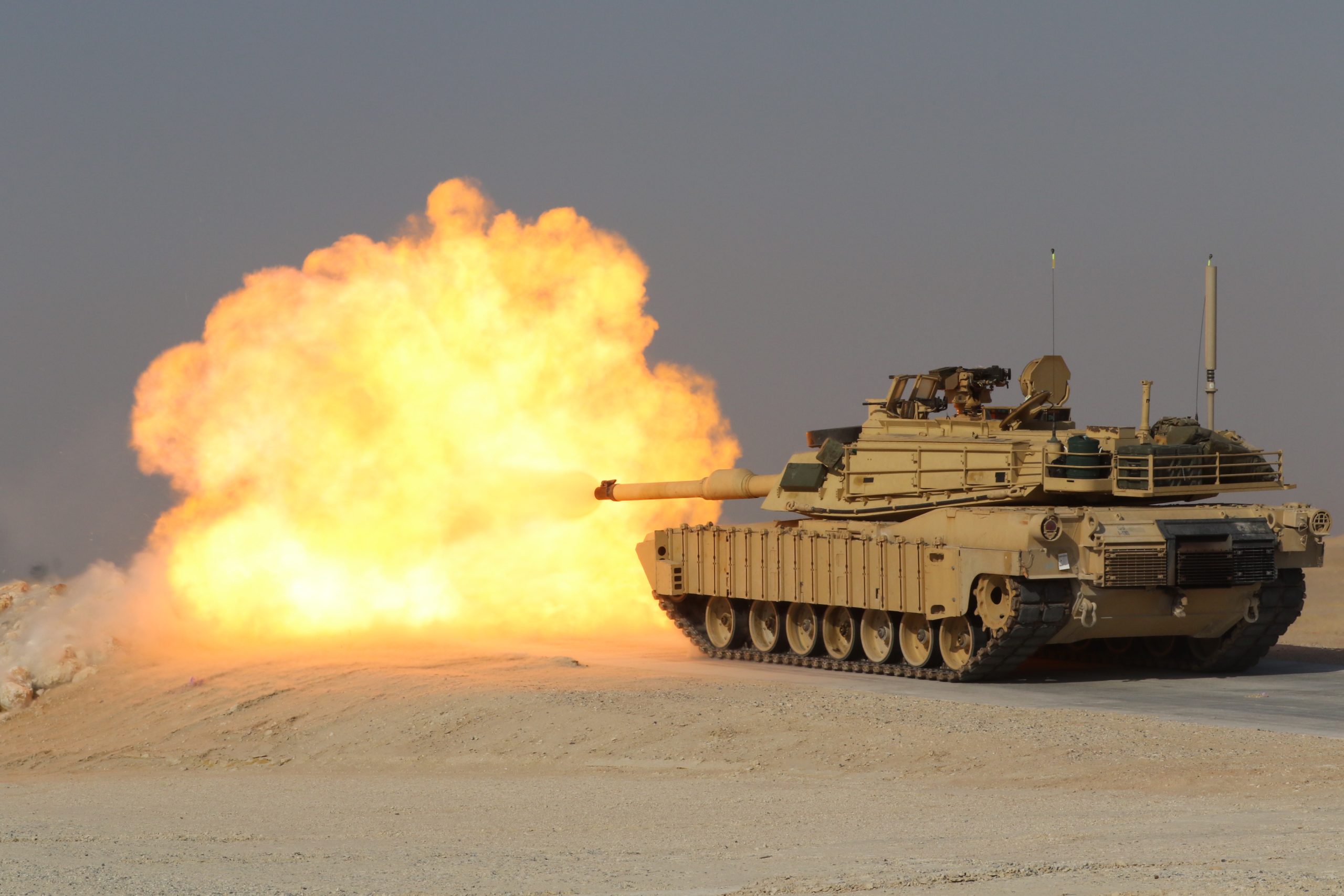 دبابة M1A2 أبرامز، وهو الطراز الذي تعتمده الكويت، أثناء إطلاق قذيفة من مدفعها الرئيسي