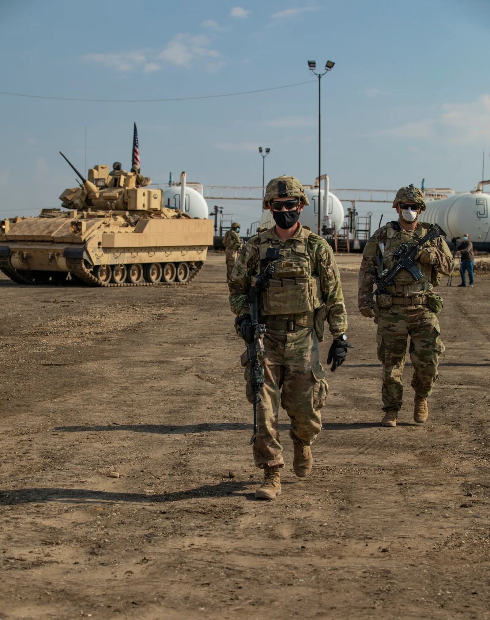 عربات قتال مشاة M2 Bradley تابعة للجيش الأمريكي في عملية ضد تنظيم داعش بشمال شرق سوريا