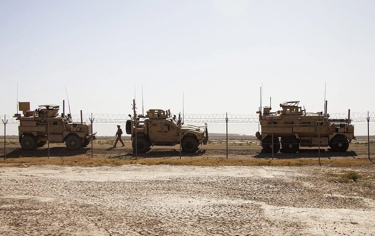 مركبات Oshkosh M-ATV أمريكية في موقع صحراوي