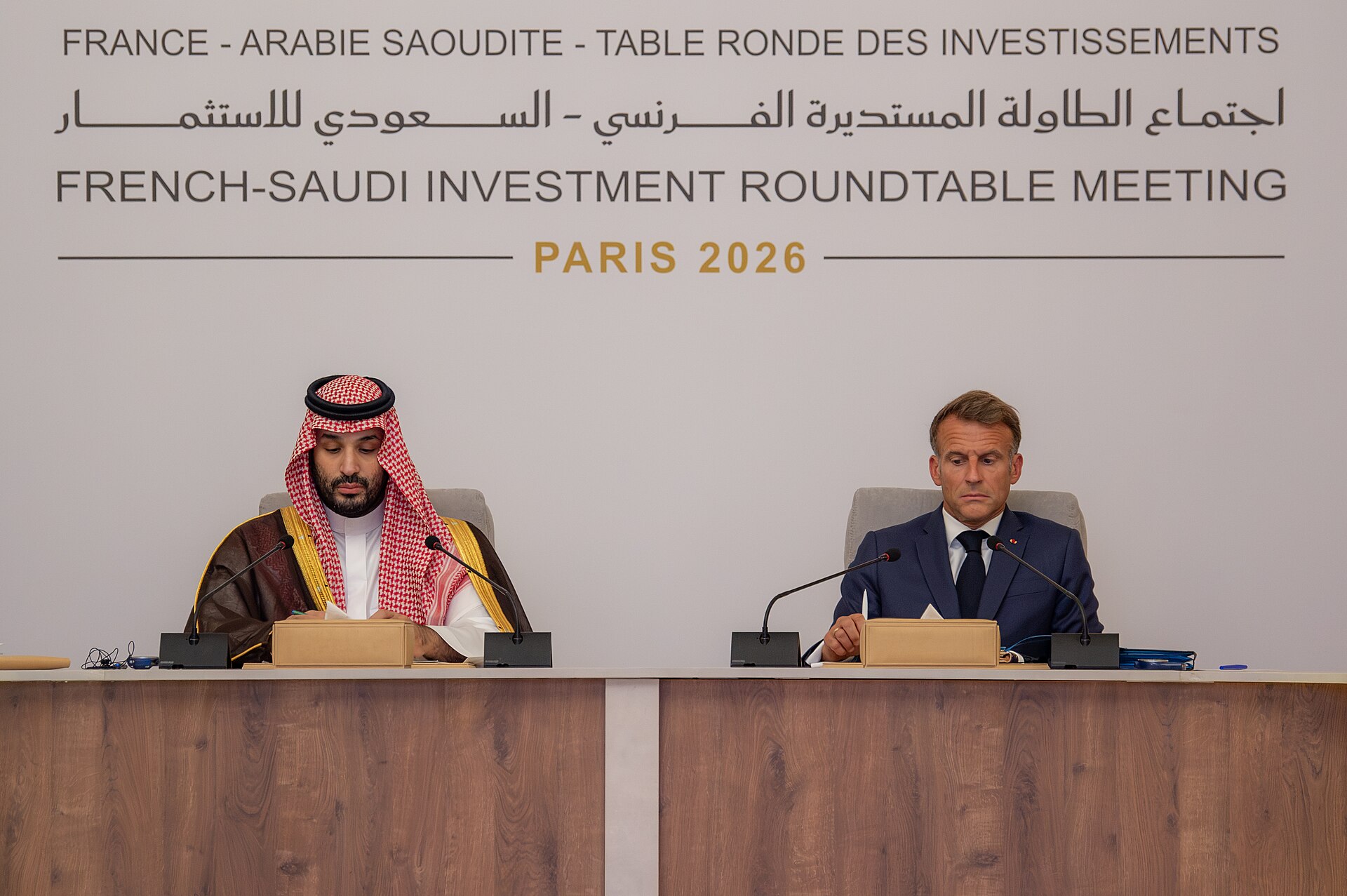 ولي العهد السعودي والرئيس الفرنسي خلال اجتماع الطاولة المستديرة الفرنسي السعودي للاستثمار في باريس