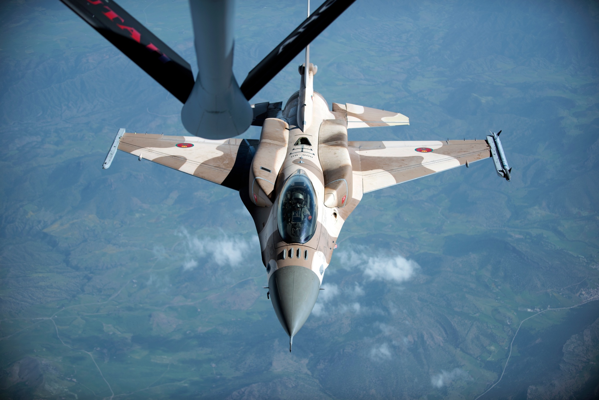 مقاتلة F-16 مغربية تتزود بالوقود من طائرة KC-135 خلال تمرين African Lion 2018