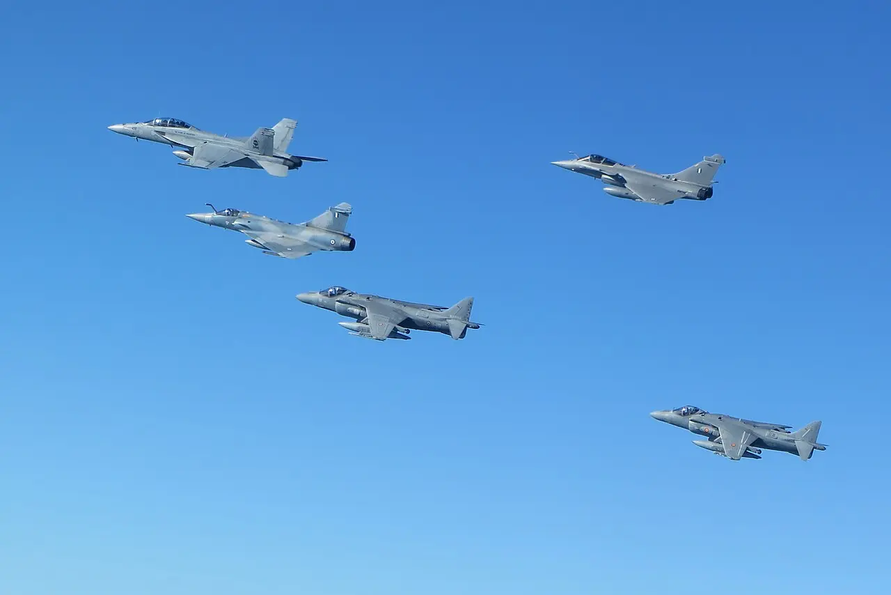 طائرة رافال يونانية وميراج 2000 يونانية إلى جانب مقاتلات AV-8B هارير إيطالية وإسبانية وF/A-18F أمريكية فوق اليونان خلال تدريب مشترك
