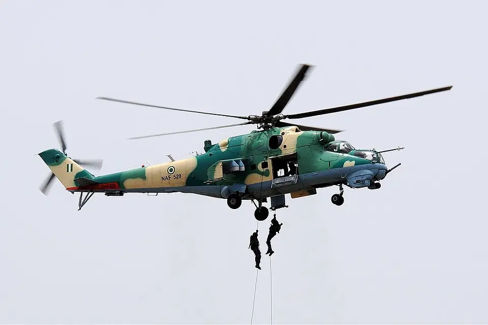 مروحية Mi-24V نيجيرية قديمة في مطار كادونا