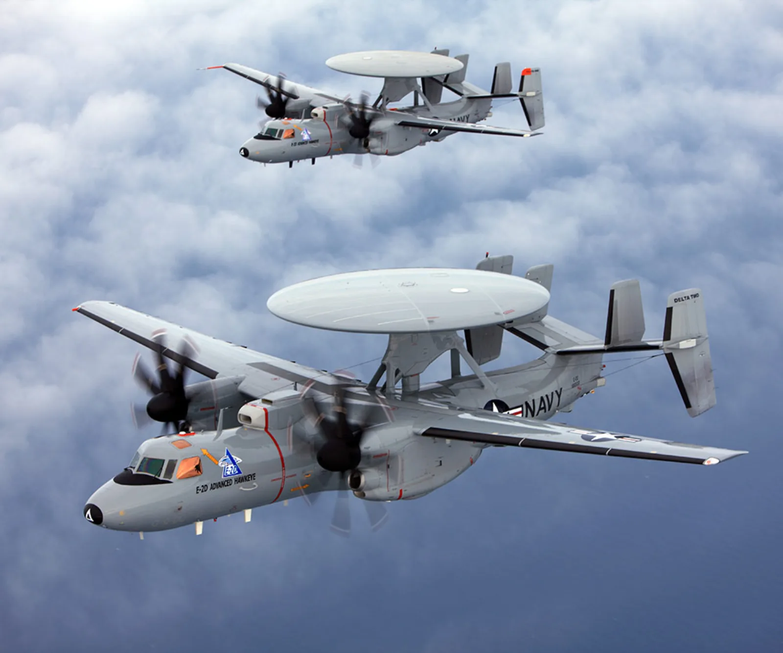 طائرتا إنذار مبكر من طراز E-2D Advanced Hawkeye من إنتاج نورثروب غرومان تحلّقان فوق البحر