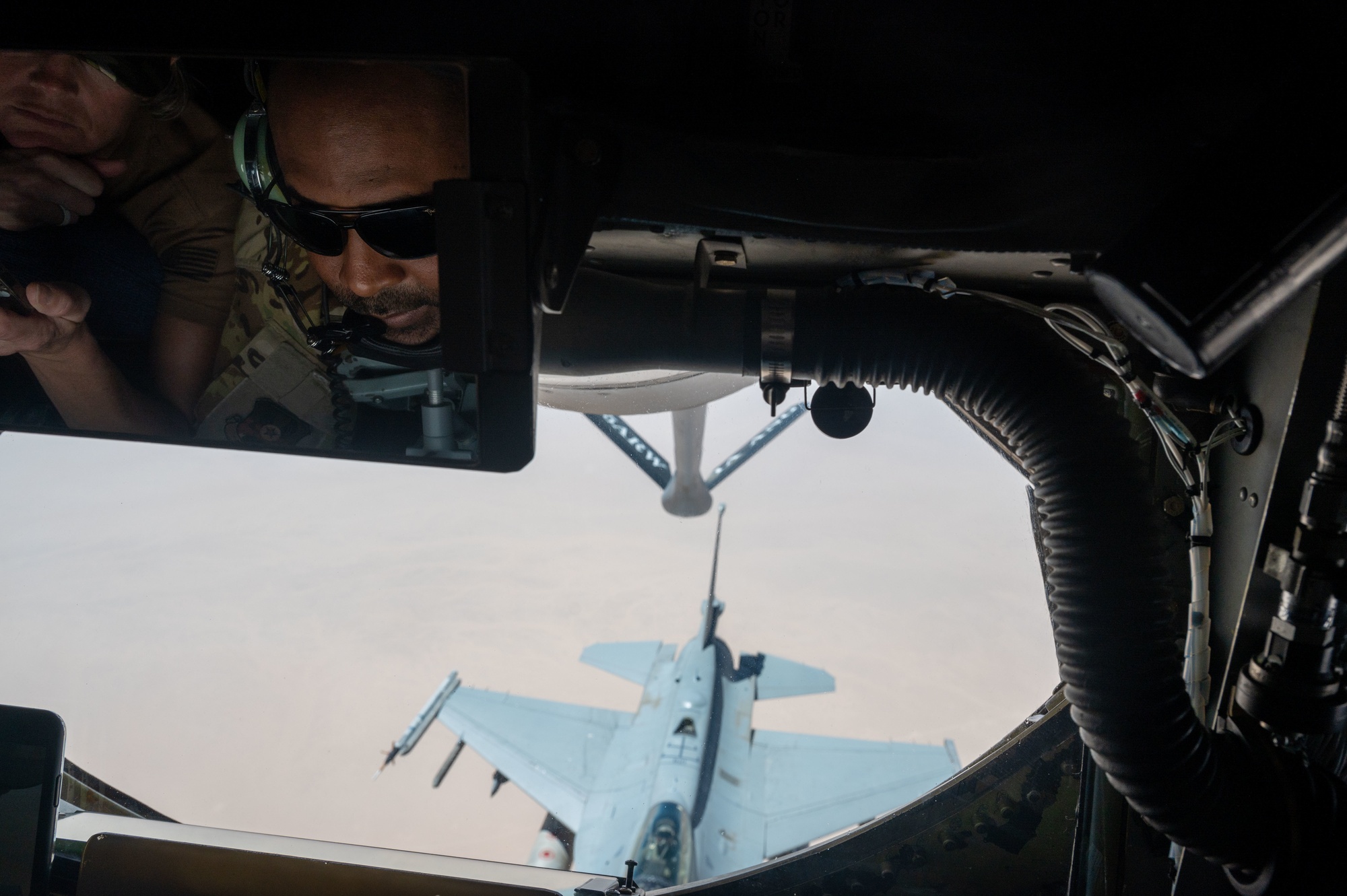 مقاتلة F-16 تابعة لسلاح الجو السلطاني العُماني أثناء التزود بالوقود جواً، مايو 2022