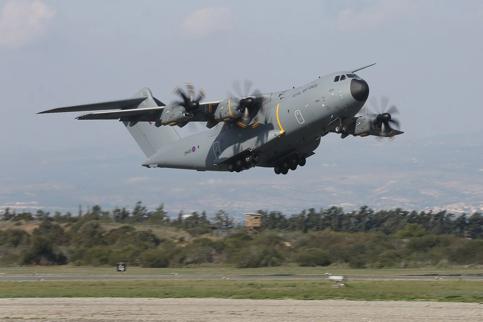طائرة نقل عسكرية A400M Atlas تابعة لسلاح الجو الملكي البريطاني أثناء الإقلاع من قاعدة أكروتيري