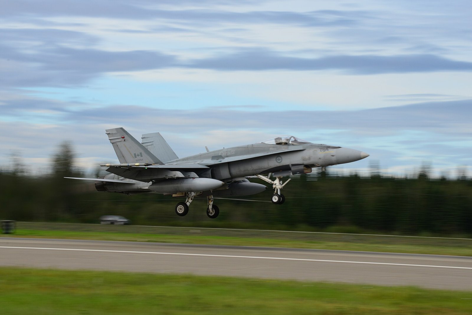 مقاتلة CF-18 هورنت تابعة لسلاح الجو الملكي الكندي تقلع خلال تمرين ريد فلاغ ألاسكا