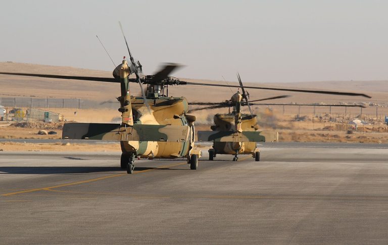 ما مدى اعتماد الأردن والسعودية والبحرين على واشنطن في صيانة مروحيات بلاك هوك UH-60؟