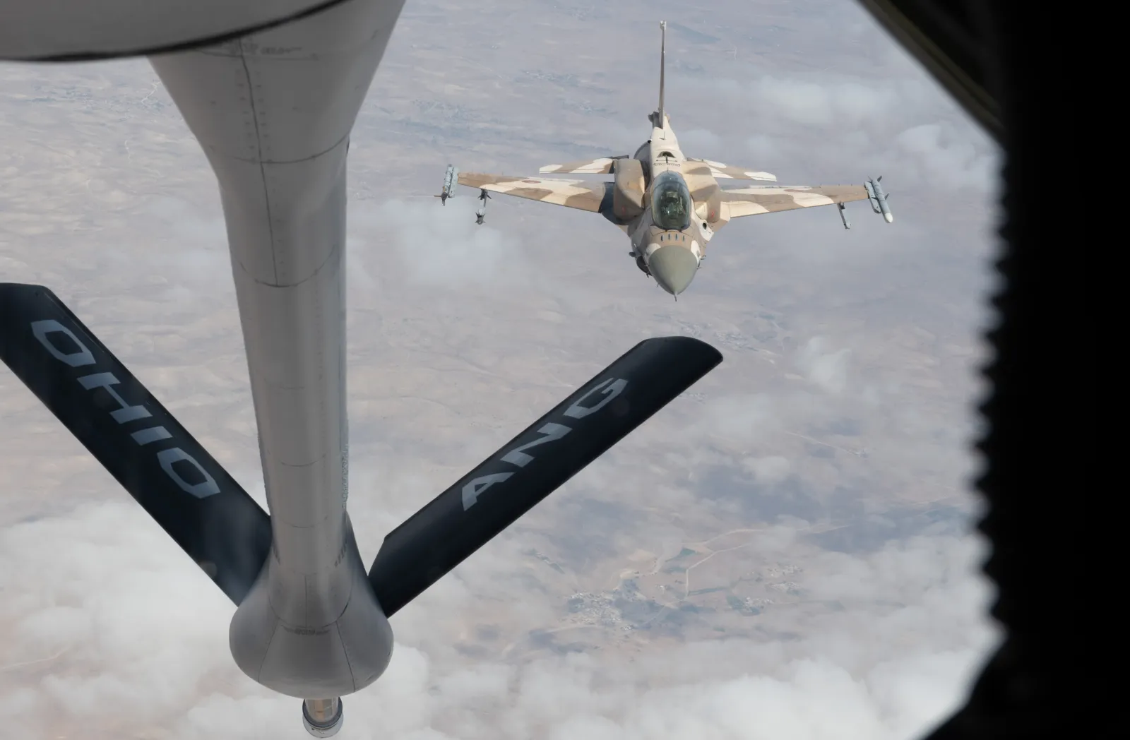مقاتلة F-16 تابعة للقوات الجوية الملكية المغربية تستعد للتزود بالوقود من طائرة أمريكية من طراز KC-135 خلال تمرين الأسد الأفريقي 2025