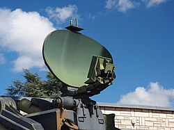 رادار منظومة رولان-2 على هيكل AMX-30 في متحف المدرعات الفرنسي