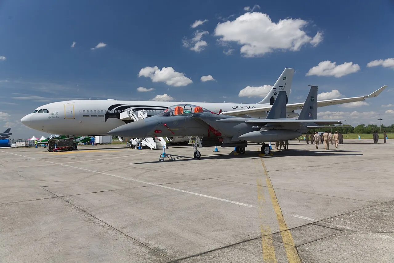 مقاتلة F-15SA وطائرة تزويد بالوقود A330 MRTT تابعتان للقوات الجوية الملكية السعودية