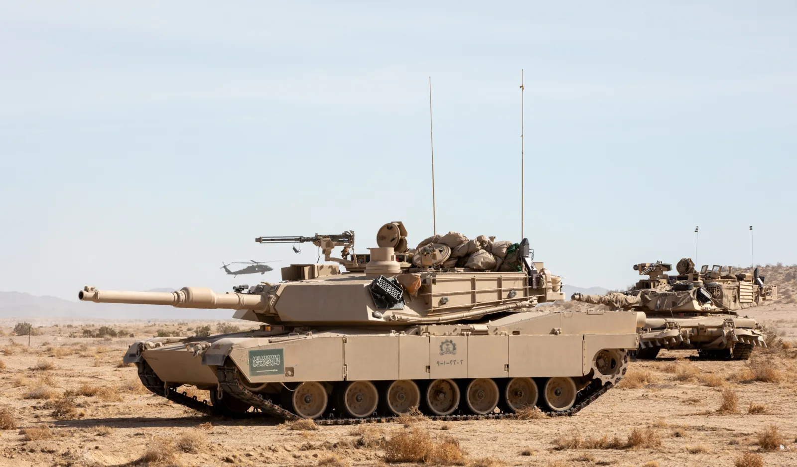 دبابات أبرامز M1A2S تابعة للقوات البرية الملكية السعودية خلال مناورة Force-on-Force في مركز التدريب الوطني الأمريكي بفورت إروين